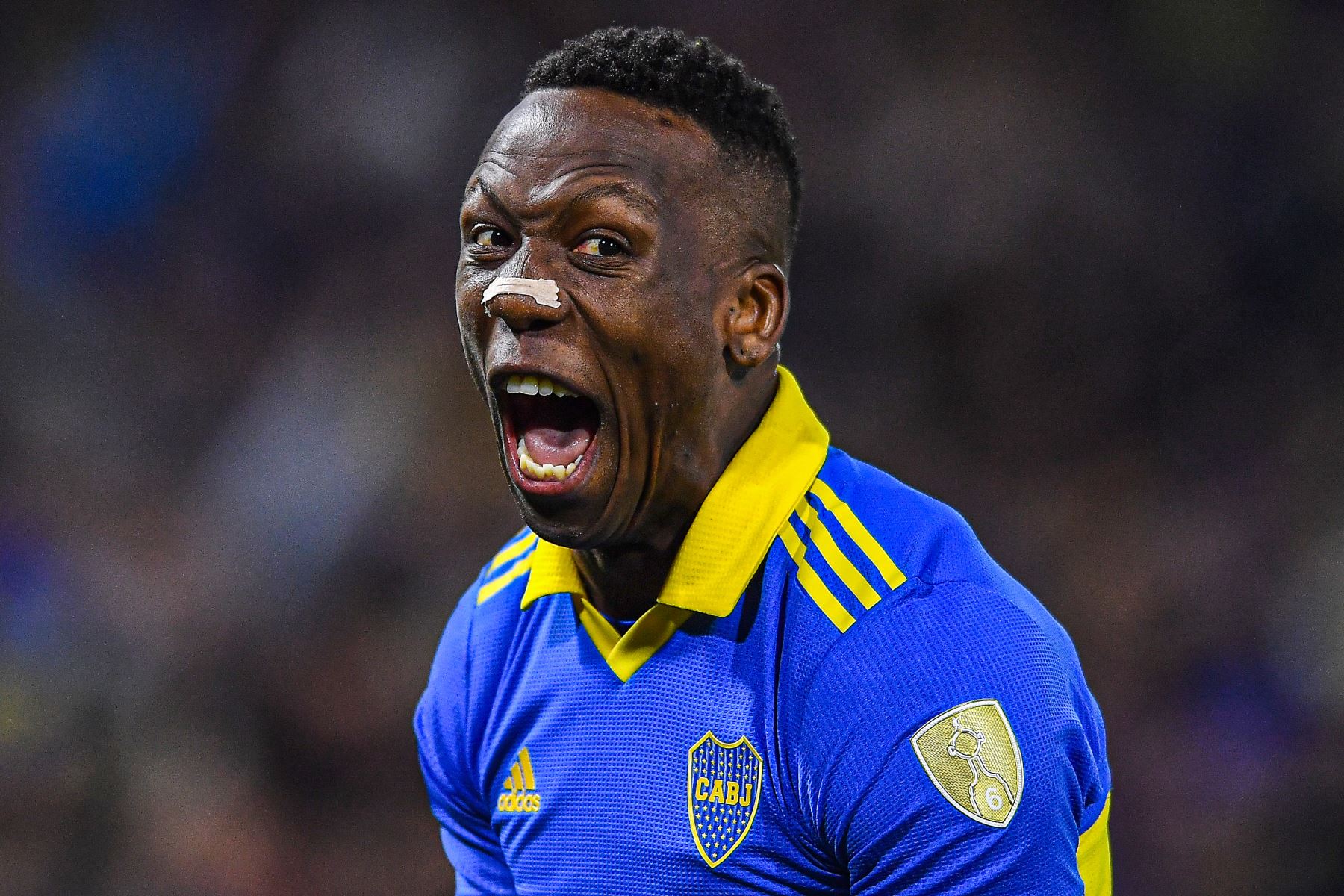 🌍Eliminación en Mundial de Clubes le pasa factura: Boca pone a Advíncula en venta