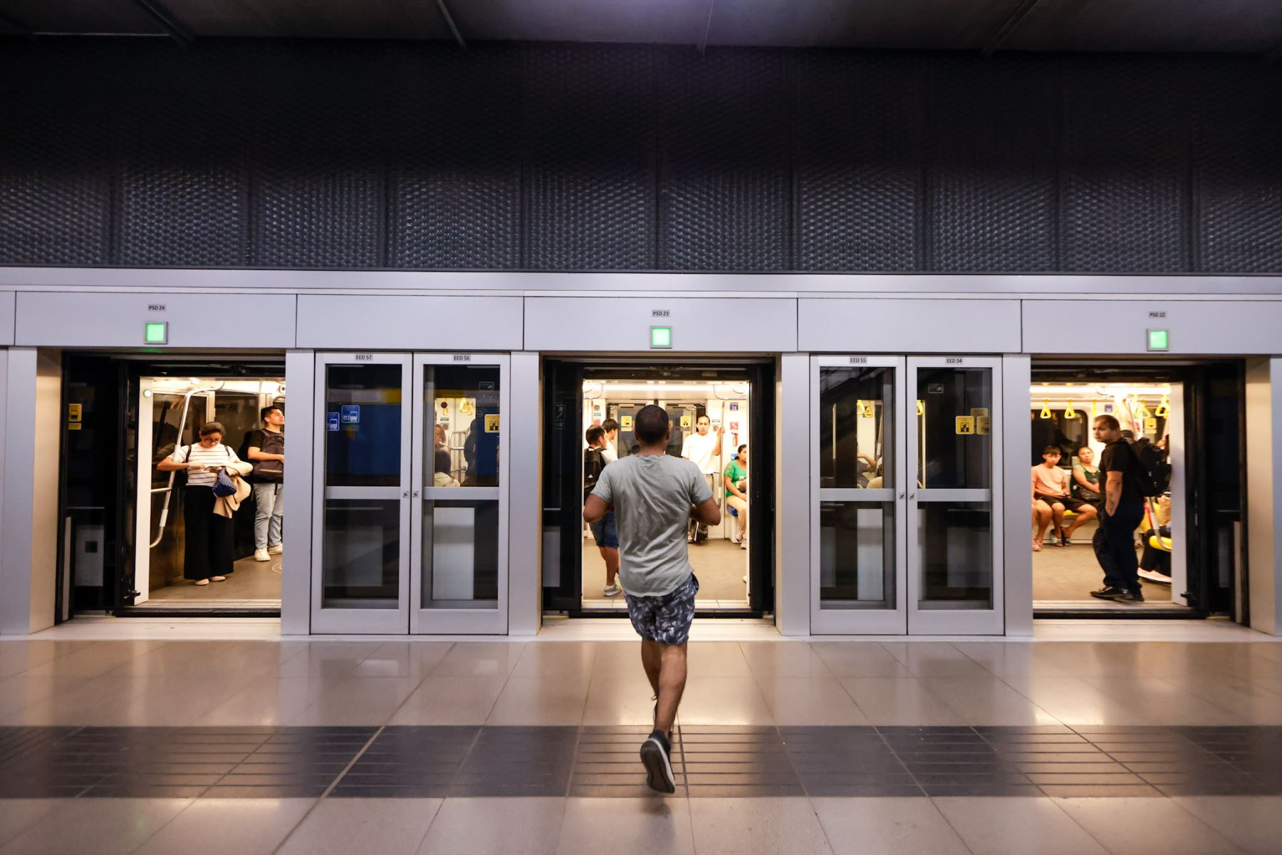🔒🚆 Más seguridad en Línea 1: nuevas puertas automáticas en estaciones
