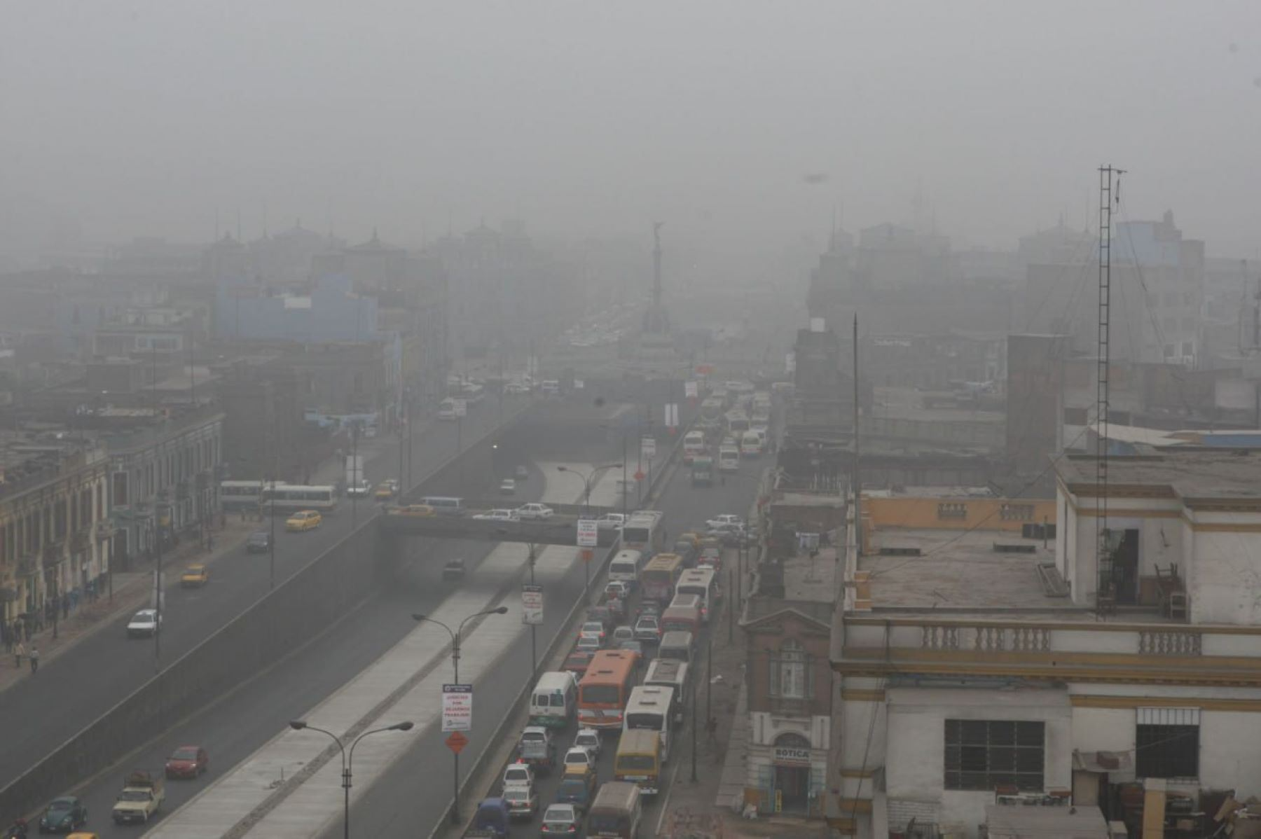 🧣❄️ ¡Abrígate, Lima!  Temperaturas bajarán hasta los 12°C  y persistirán los cielos grises  hasta el 20 de octubre