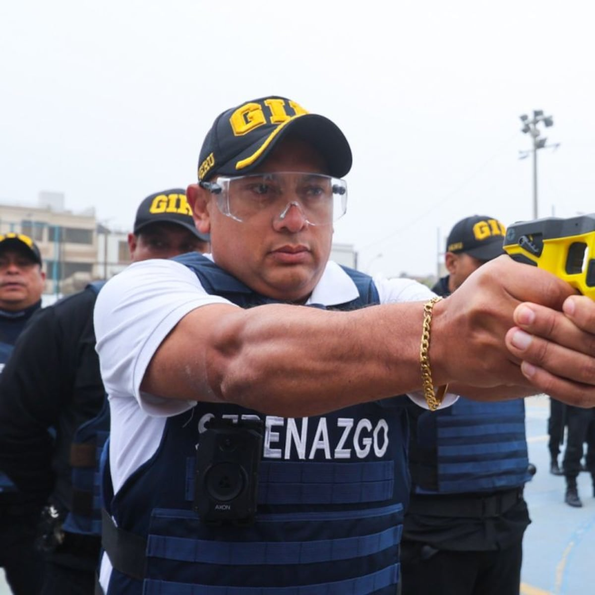 🛡️ Gobierno autoriza uso de pistolas eléctricas y cámaras corporales para serenos en todo el país