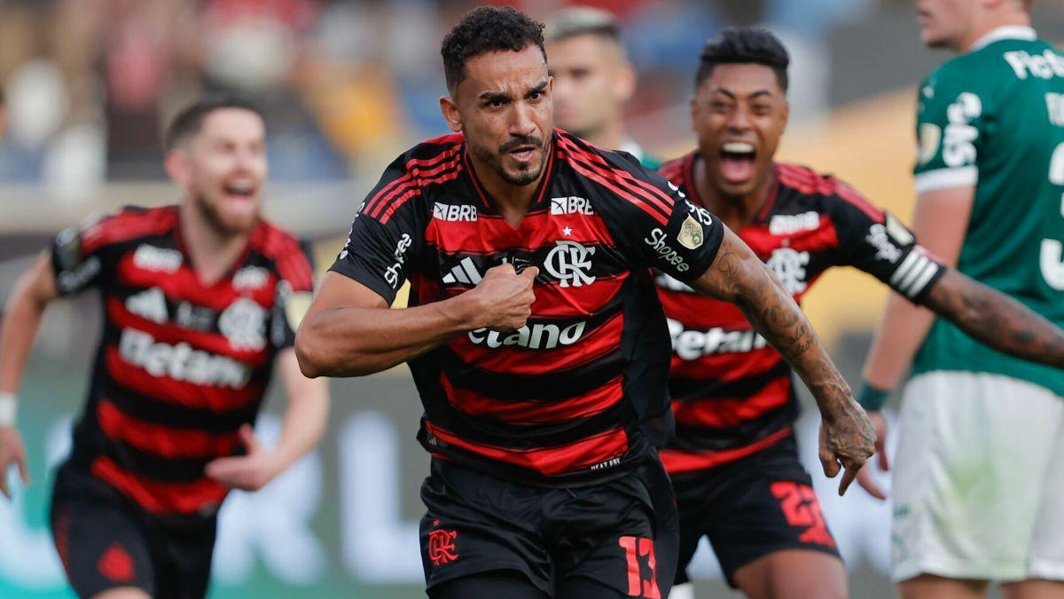 Clasificado al Mundial de Clubes: ¿Qué premios recibió Flamengo tras ganar la Copa Libertadores?  La noche en el Estadio Monumental de Lima se convirtió en un escenario de epopeya rojinegra. Un solitario gol bastó para que Flamengo derrotara 1-0 a Palmeiras y bordara su cuarta estrella en la Copa Libertadores, pero el premio no quedó solo en la gloria deportiva: el ‘Mengão’ terminó desbloqueando un botín financiero y deportivo gigantesco.  🎖 Premio por ganar la final  Flamengo recibió 24 millones de dólares solo por conquistar la final de la Copa Libertadores 2025.  Es 1 millón más que la edición anterior.  💰 Total acumulado en la Copa  Sumando fase de grupos, rondas eliminatorias y el premio de la final, Flamengo se lleva a casa:  33.240.000 dólares en total. Un récord absoluto en la historia del club y del torneo.  🥈 Premio del subcampeón  Palmeiras: 7 millones de dólares por llegar a la final.  🚀 Beneficios deportivos para Flamengo 1. Clasificación a la Copa Libertadores 2026  Flamengo queda automáticamente instalado en la fase de grupos del próximo año, generando un efecto dominó:  Al liberar su cupo vía Brasileirao, Brasil tendrá un clasificado extra.  2. Recopa Sudamericana 2026  El campeón de la Libertadores enfrentará a Lanús, ganador de la Sudamericana, en febrero del 2026.  3. Cupo asegurado al Mundial de Clubes 2029  Este es el premio mayor a largo plazo:  Flamengo se convierte en el primer sudamericano clasificado al renovado Mundial de Clubes.  Sedes posibles: Brasil, Qatar, Australia o Estados Unidos.  Los clubes ya clasificados junto al Flamengo:  PSG (Europa)  Pyramids FC (África)  Al-Ahli (Asia)  Cruz Azul (Concacaf)  ⭐ Resumen rápido  Flamengo ganó: ✔ 24 millones por la final ✔ 33.24 millones en total acumulado ✔ Cupo directo a Libertadores 2026 ✔ Recopa 2026 ✔ Clasificación al Mundial de Clubes 2029  Un triunfo que no solo se grita: se capitaliza. El gigante carioca sigue ampliando su imperio en Sudamérica… y ahora apunta al mundo. 🌍🔥
