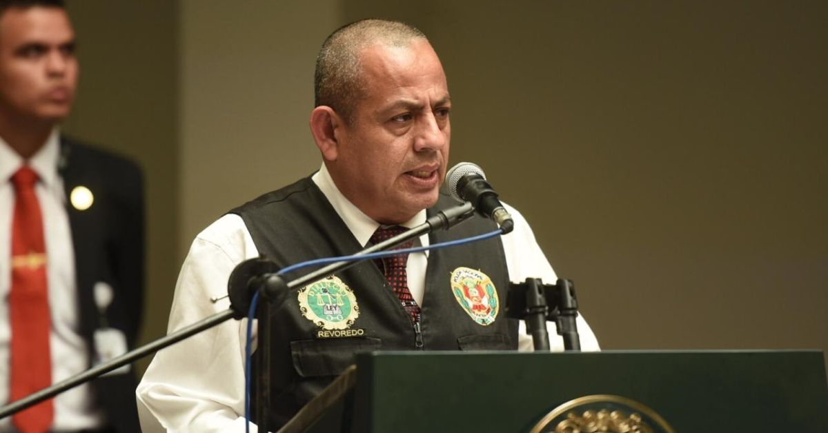 🚨👮♂️ Ascenso histórico en la PNP: Víctor Revoredo alcanza el grado de general por acción distinguida 🇵🇪✨