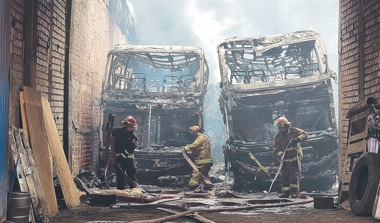 🚨🚌 Explosión habría originado incendio que destruyó buses de tres empresas en Ate