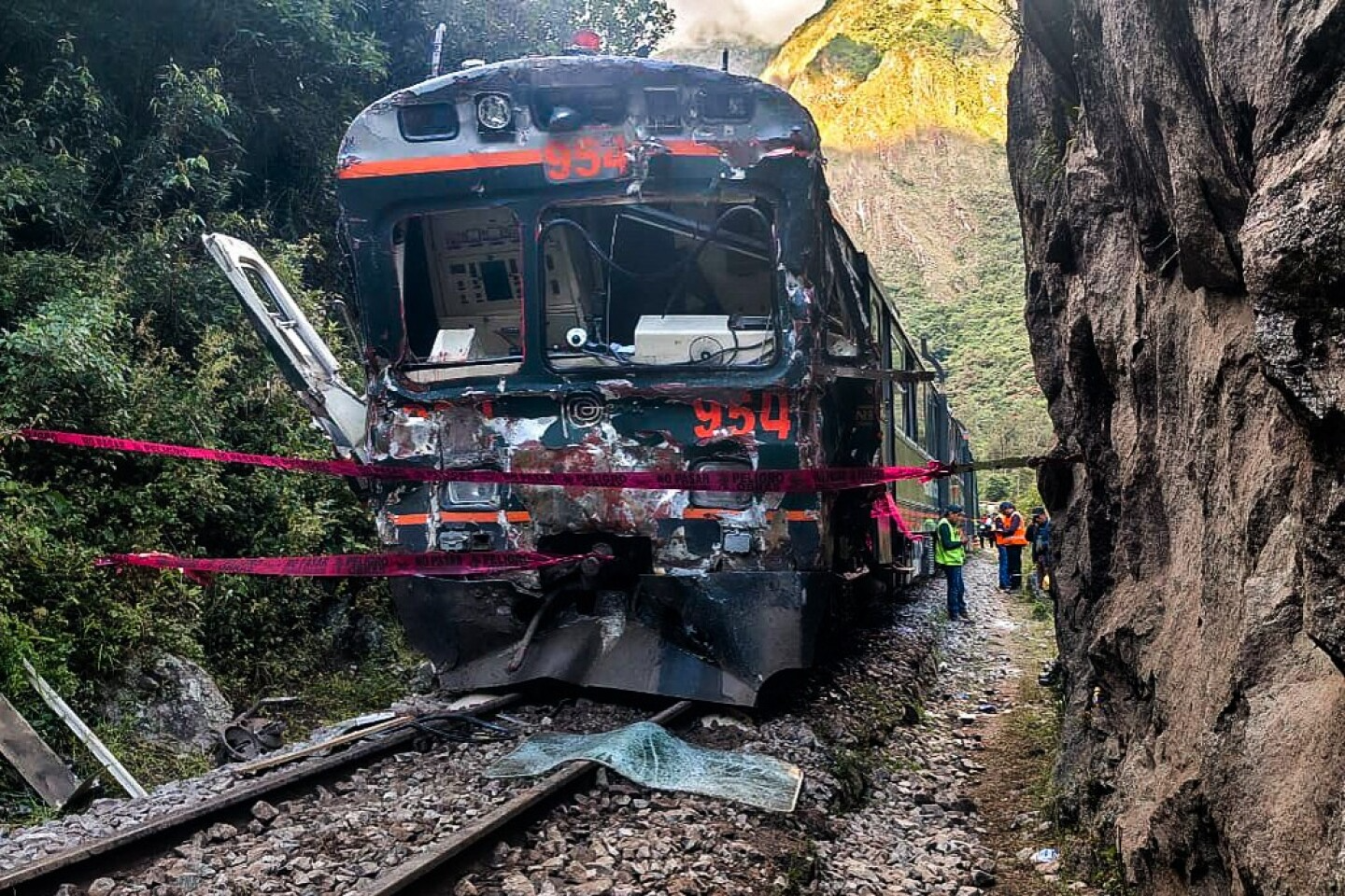 📰 Tragedia en la ruta a Machu Picchu: choque frontal de trenes deja un fallecido y más de 30 heridos 🚆💔