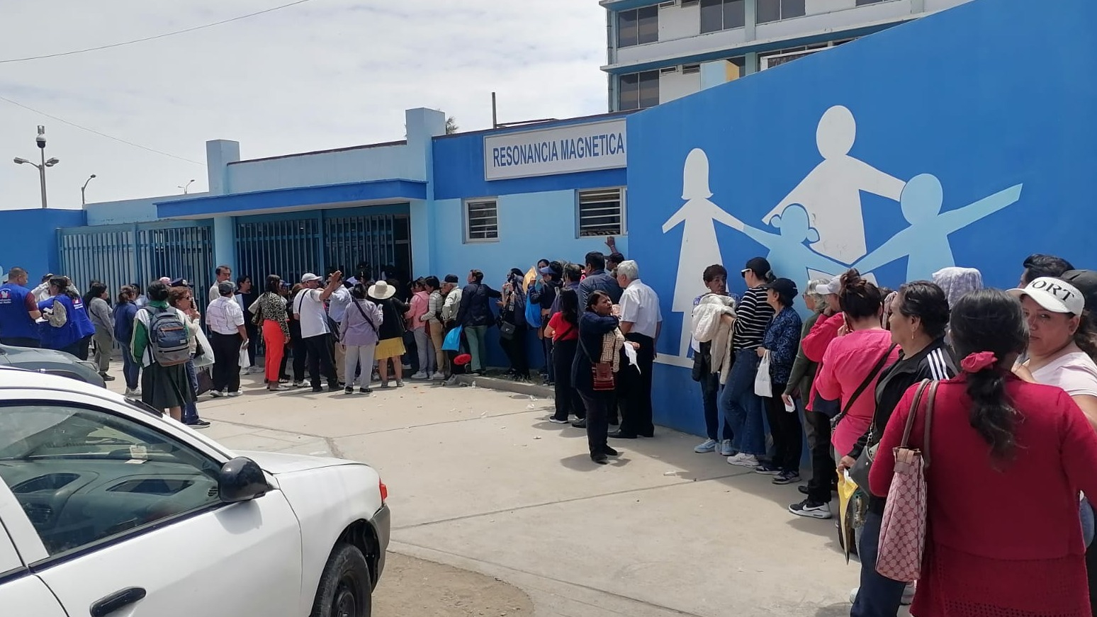 🚨 ¡Alerta Roja en EsSalud! El drama de los estantes vacíos pone en jaque la vida de millones 💔💊