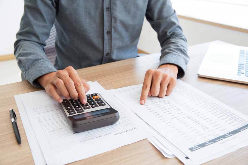 Facturas falsas y empresas ficticias: riesgos legales que pueden afectar a los emprendedores