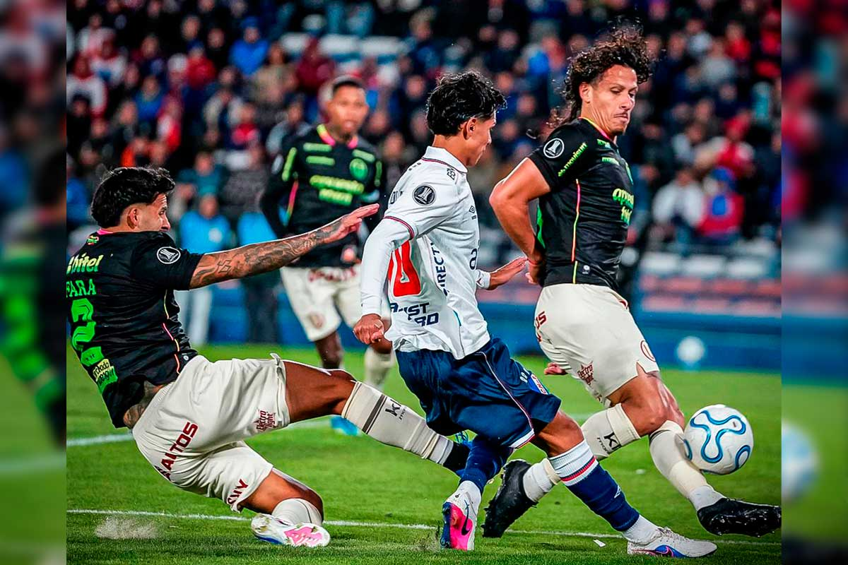 ¡La pizarra de Cúper funciona! Universitario resiste en Uruguay y se trae un empate de oro ante Nacional 🛡️🏆