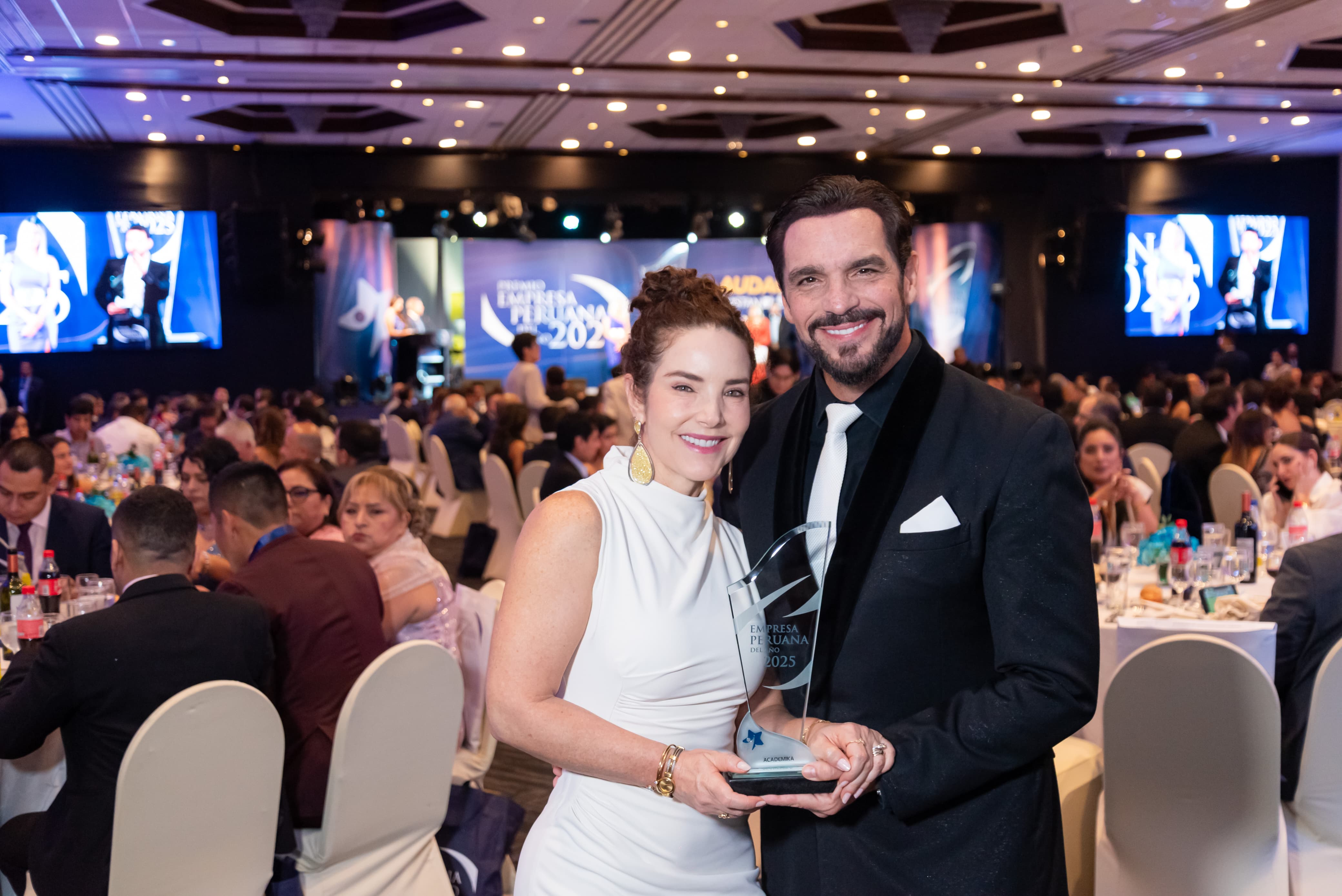 🏆 Éxito empresarial: Ismael La Rosa y Virna Flores reciben el Premio Empresa Peruana del Año por su plataforma Academika
