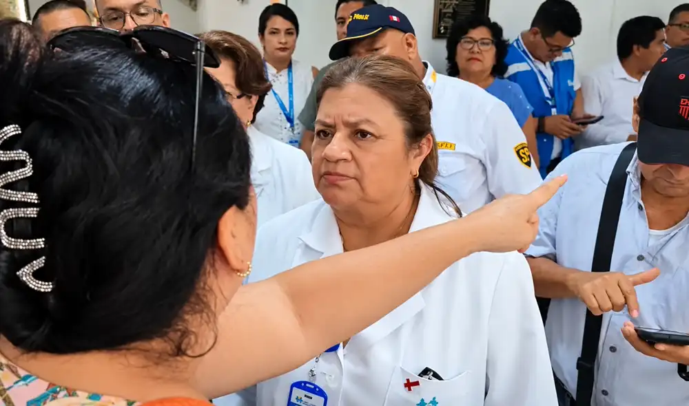 Tensión en Piura: Pacientes y personal médico increpan a presidenta ejecutiva de EsSalud por falta de camas y fármacos 🩺🗣️