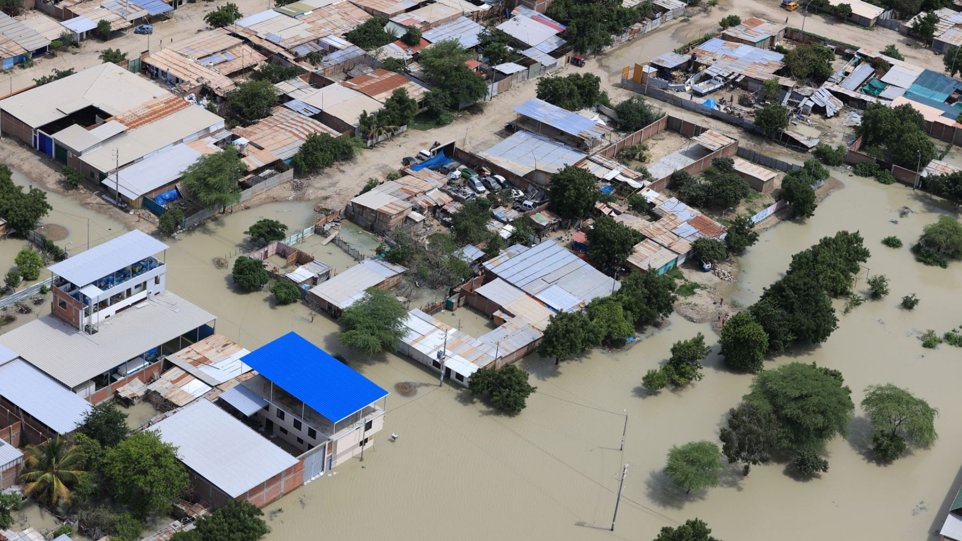 Fuertes lluvias tras calor de 36 °C provocan aniegos y suspenden procesión en Piura