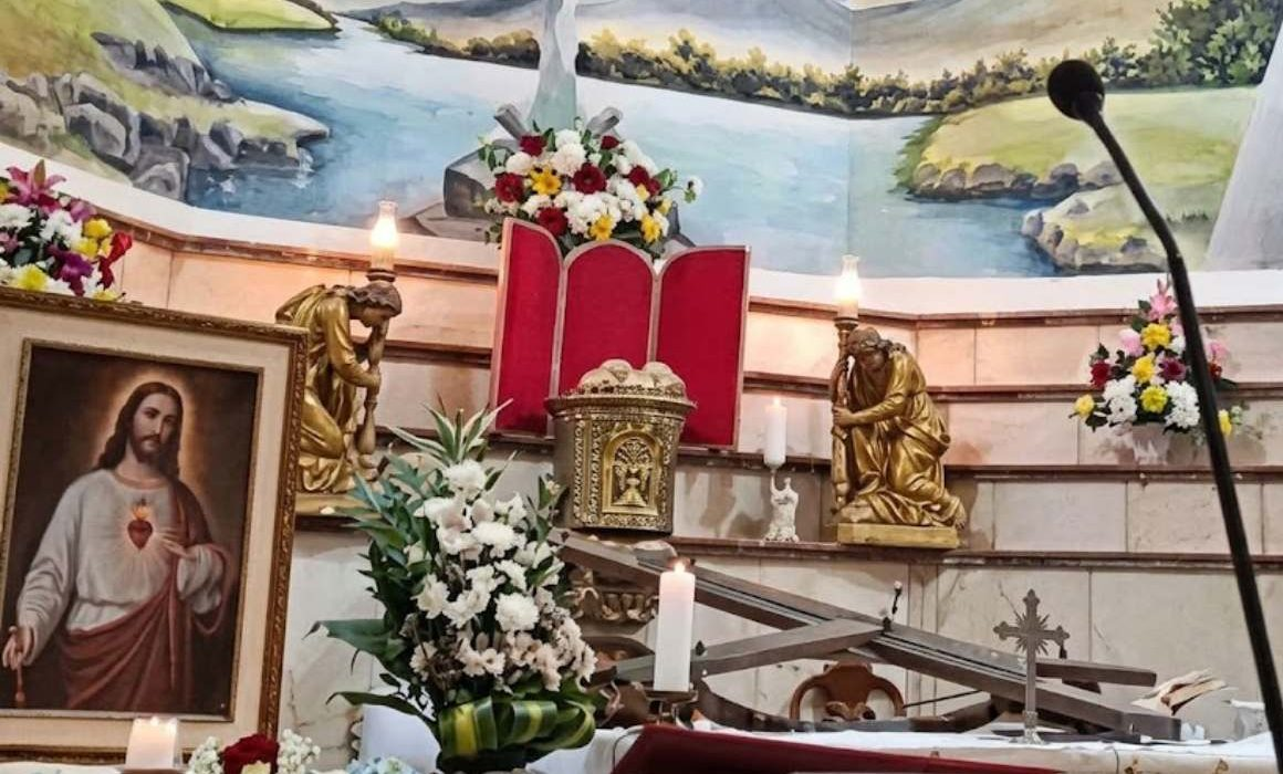 🕊️ Tragedia en Guayaquil: Sacerdote fallece en plena misa en vivo tras el desprendimiento de una cruz de madera
