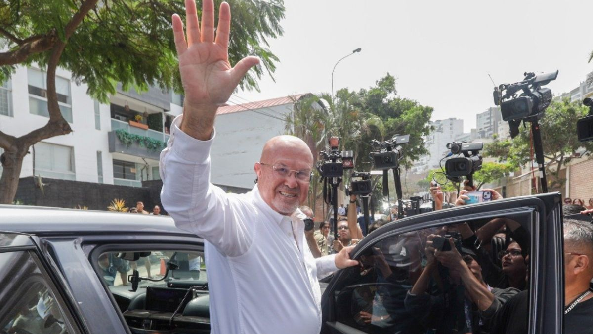 Carlos Bruce acepta derrota tras ubicarse tercero y califica los comicios como una «elección anómala